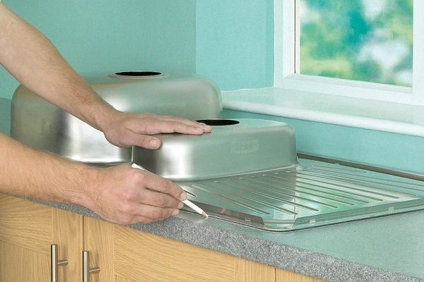 ustanovka_rakovinu_na-kuxnu